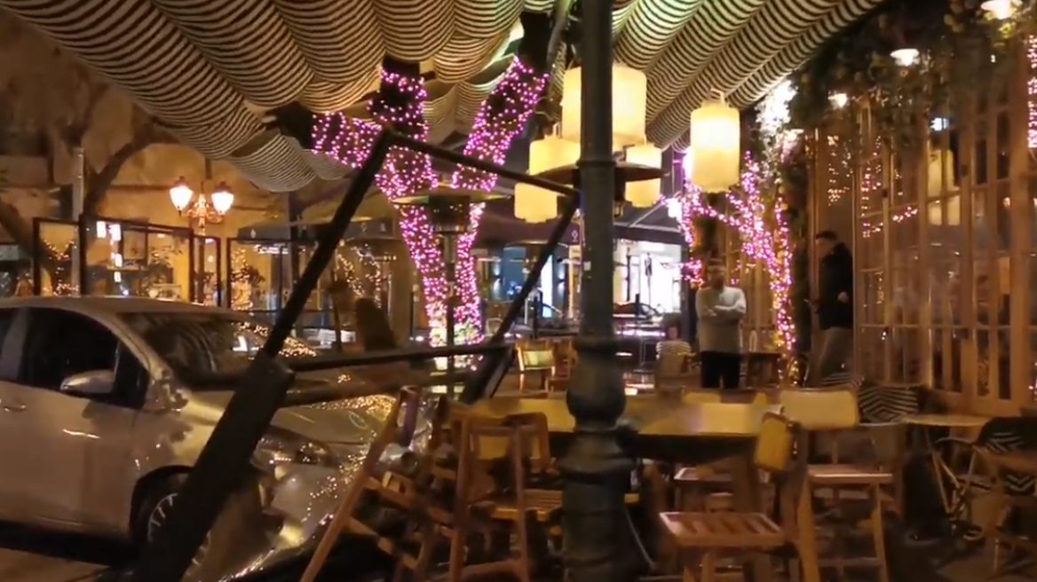 Θεσσαλονίκη: ΙΧ «μπούκαρε» σε καφετέρια (βίντεο)