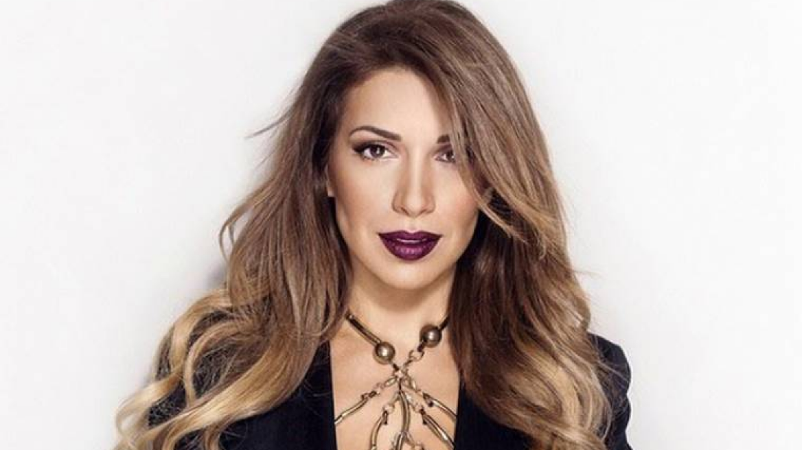 Η Ελένη Χατζίδου νανουρίζει την κόρη της στο νοσοκομείο - Δείτε βίντεο