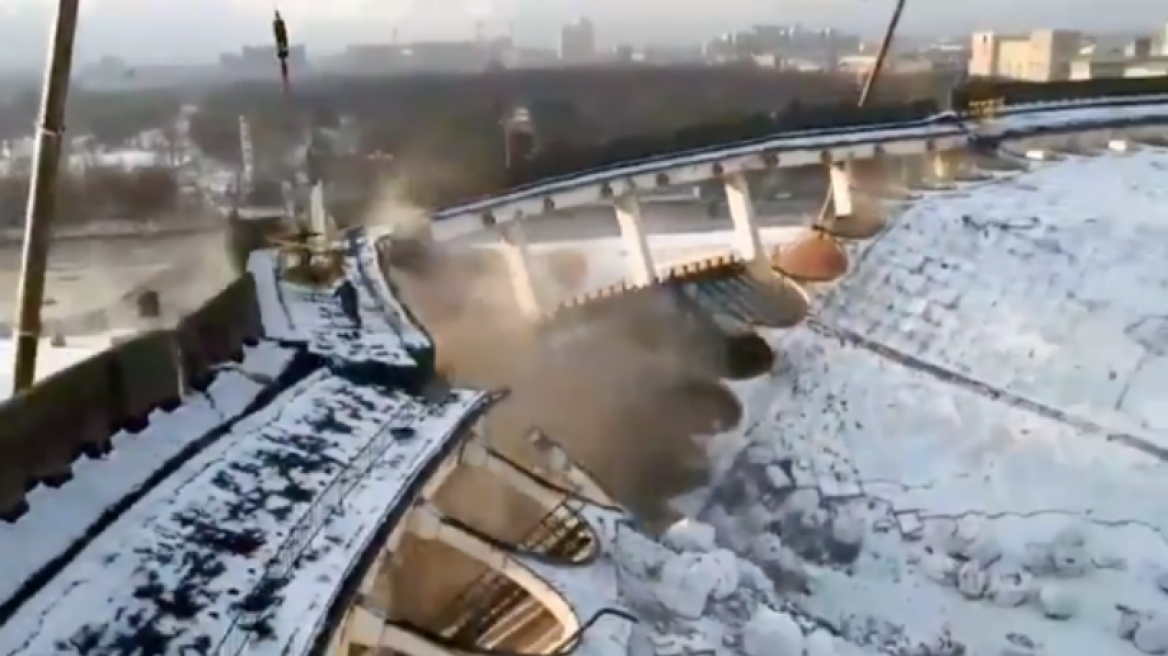 Η στιγμή που καταρρέει τεράστιο αθλητικό συγκρότημα, νεκρός ένας εργάτης (vid)