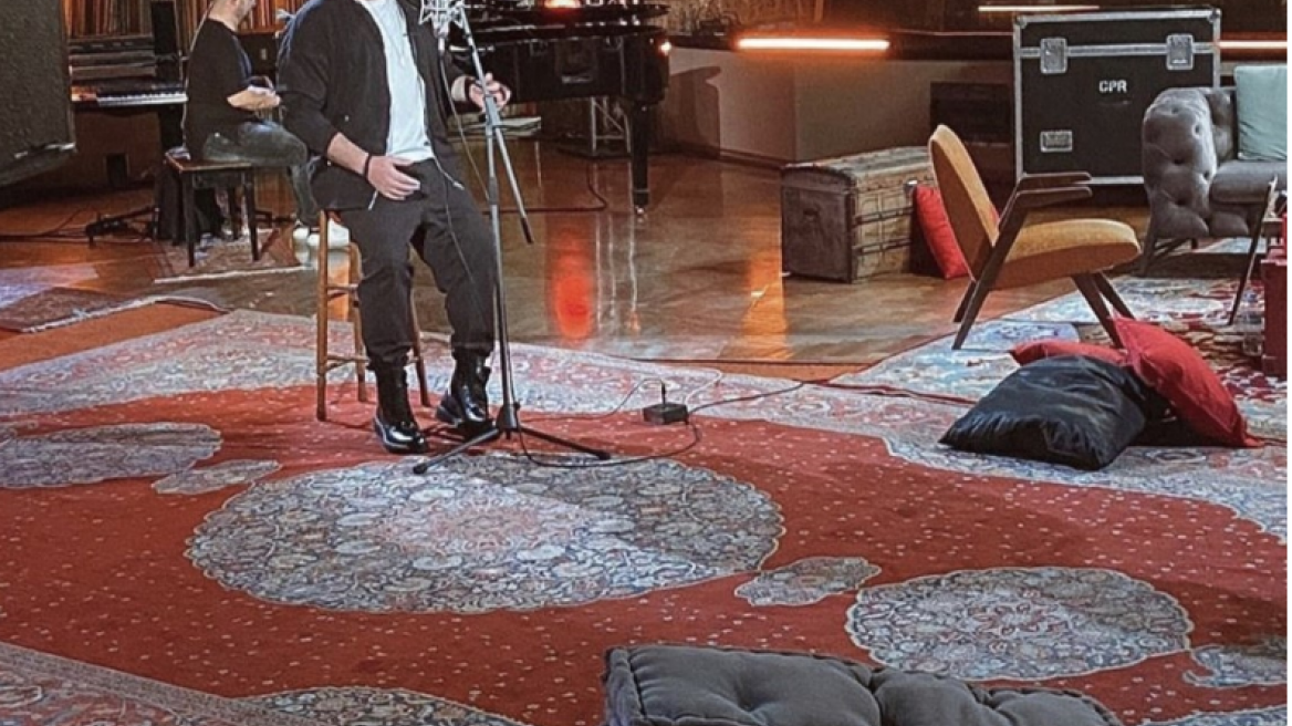 Αντώνης Ρέμος - Δέσποινα Μοιραράκη: Το στούντιο ηχογράφησης με τα κόκκινα χαλιά και τα σχόλια στο twitter