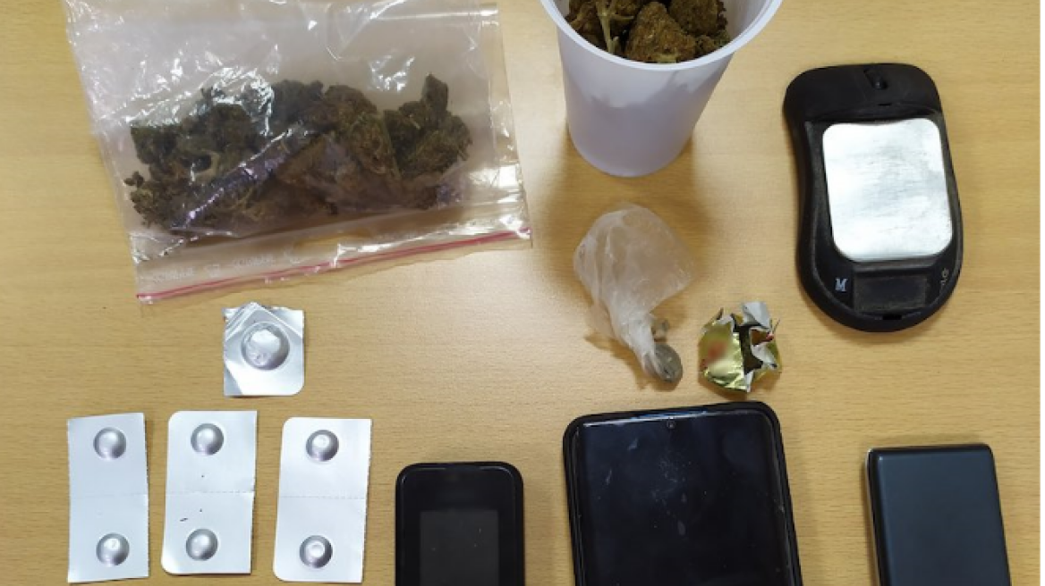 Ηλεία - Ναρκωτικά: Έρευνα σε σπίτι αποκάλυψε «κοκτέιλ» ναρκωτικών