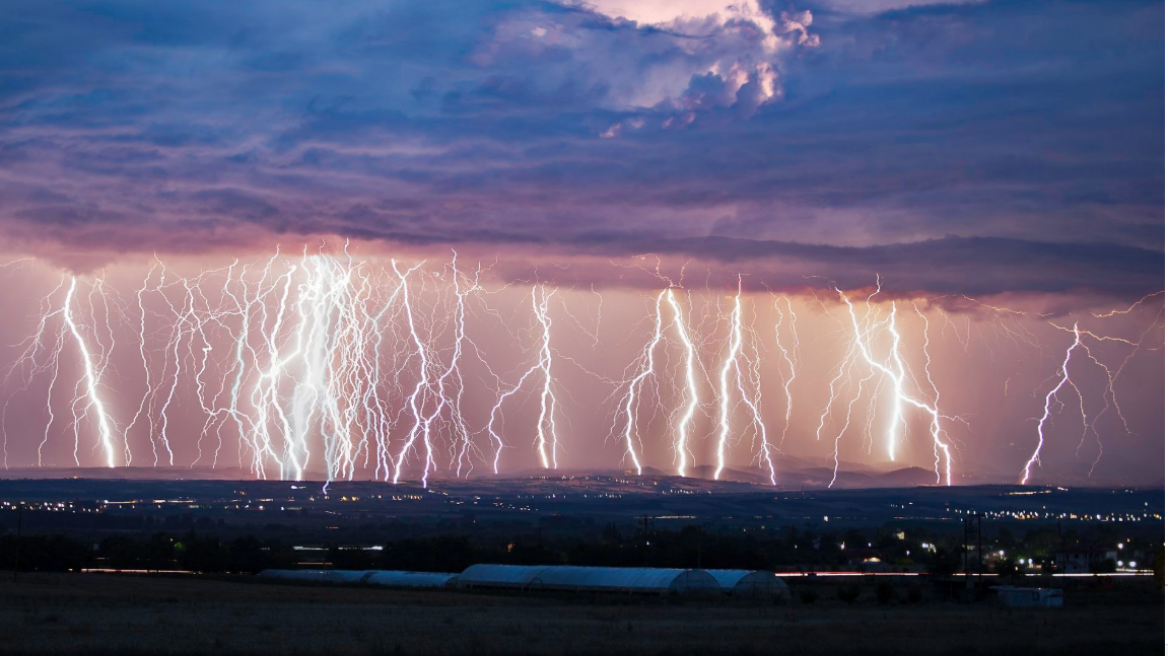 Καιρός: Δείτε μοναδική φωτογραφία από κεραυνούς - Άστατος και σήμερα ο καιρός στα βόρεια