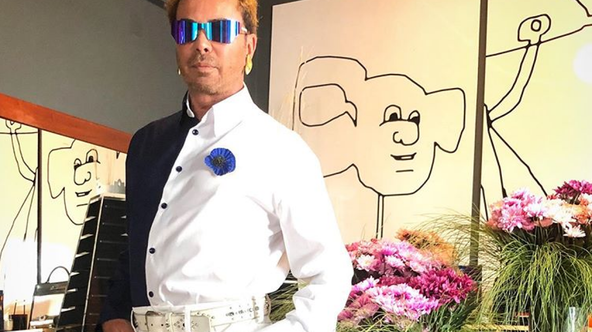 Ο Λάκης Γαβαλάς κάνει πασαρέλα με τουαλέτα και... φτερά - Δείτε βίντεο