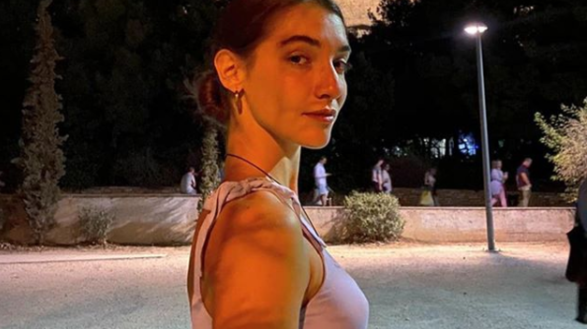 Σοφίνα Λαζαράκη: Η κόρη της Μαίρης Μηλιαρέση ποζάρει γυμνή στη θάλασσα