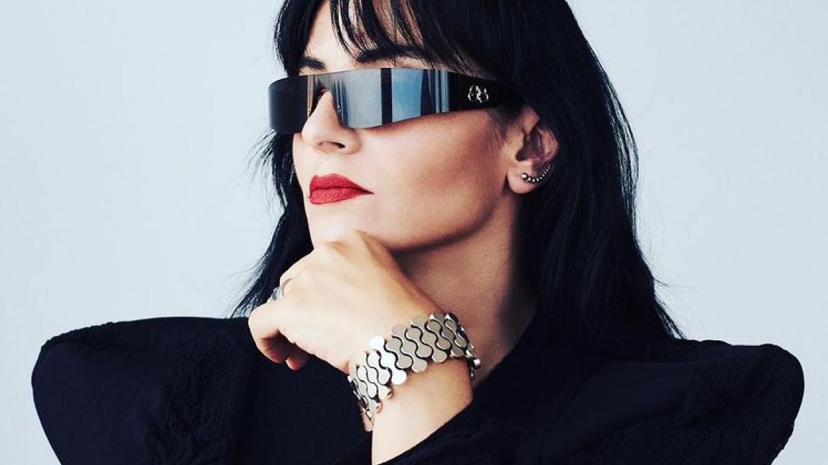 Ζενεβιέβ Μαζαρί: Χορεύει στο σαλόνι της βλέποντας «The Crown» 