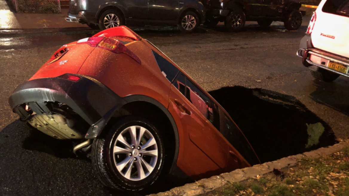 Νέα Υόρκη: Τεράστια τρύπα που άνοιξε ξαφνικά σε δρόμο στο Κουίνς «κατάπιε» αυτοκίνητο