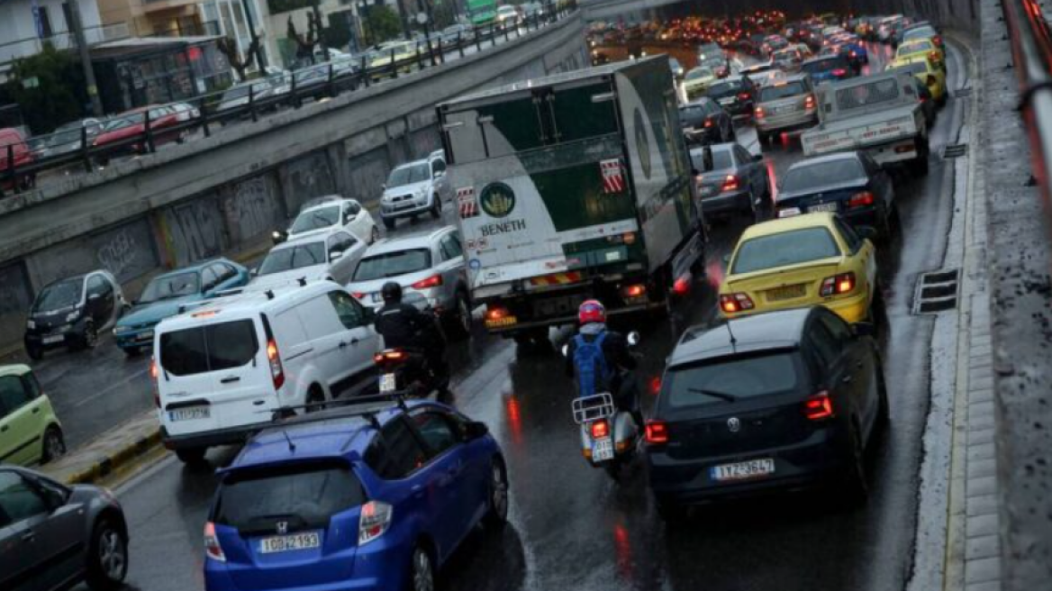 Κίνηση στους δρόμους: Βροχή και μποτιλιάρισμα στους δρόμους - LIVE η κυκλοφορία