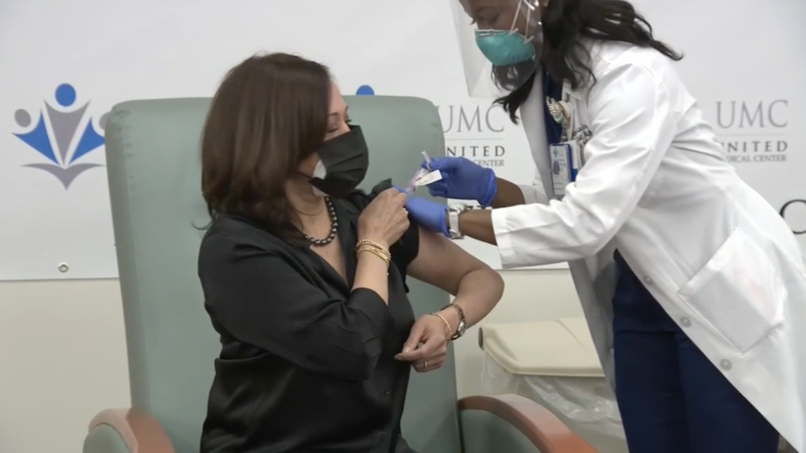 Εμβολιάστηκε η Καμάλα Χάρις - Βίντεο