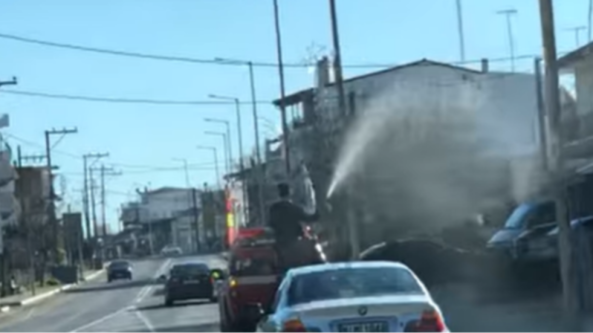 Λαμία: Με μετάθεση στα ορεινά της Φθιώτιδας τιμωρήθηκε ο παπάς που «αγίασε» το Λιανοκλάδι με… υδροφόρα 