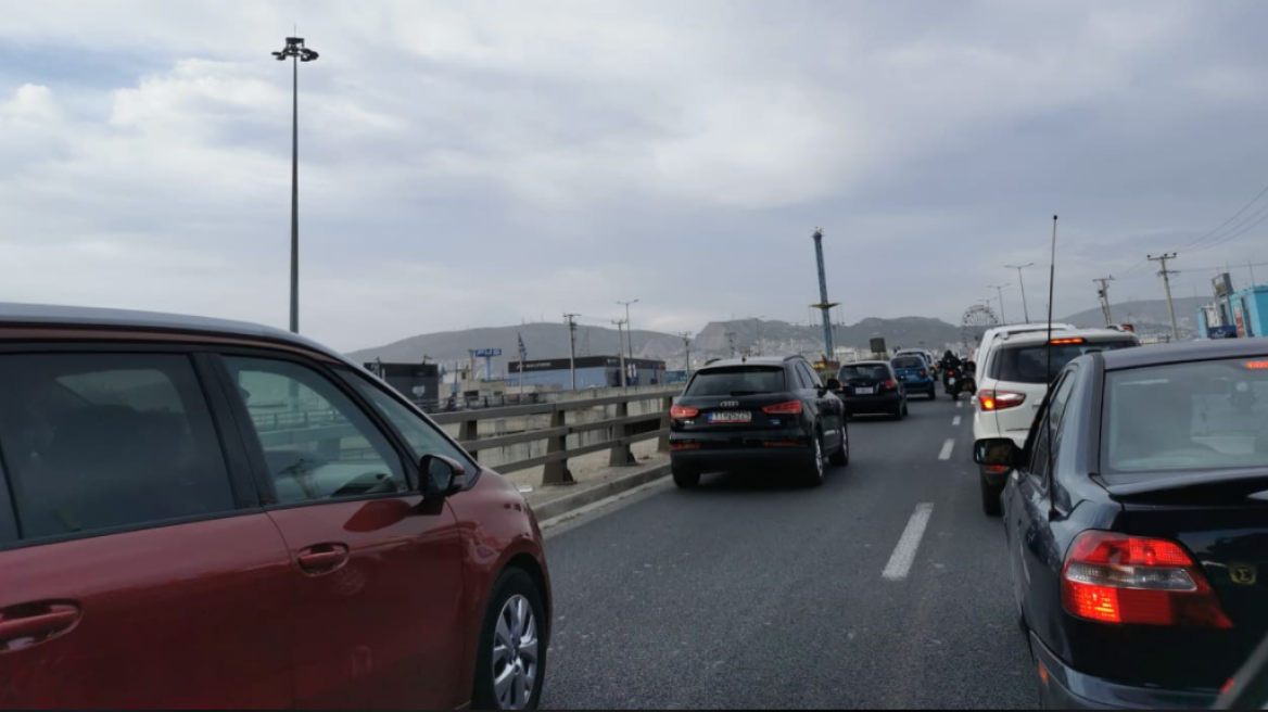 Κίνηση στους δρόμους: Μποτιλιάρισμα στον Κηφισό, λόγω τροχαίου - Live εικόνα