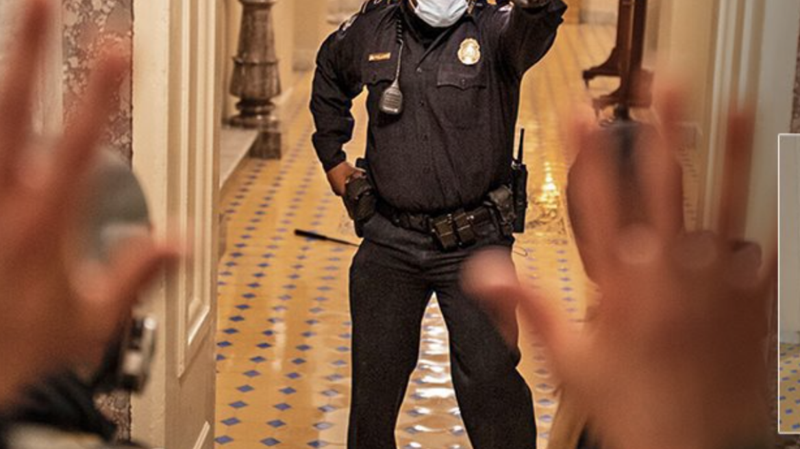 Ο «ήρωας» αστυνομικός συνόδεψε την Καμάλα Χάρις στην ορκωμοσία