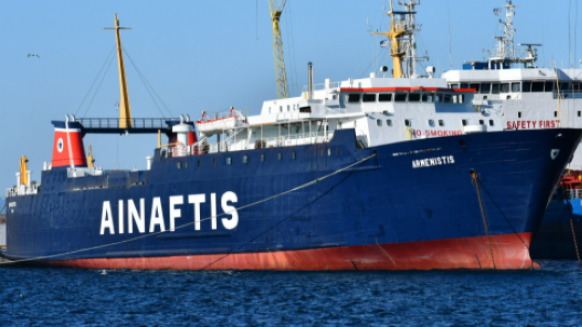 Πρόσκρουση φορτηγού οχηματαγωγού πλοίου στο λιμάνι της Μυτιλήνης