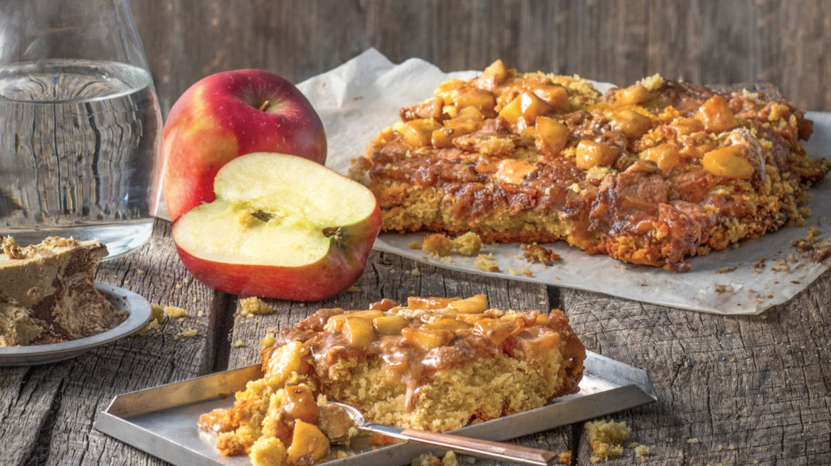 Συνταγή: Απίθανη μηλόπιτα με χαλβά του μπακάλη