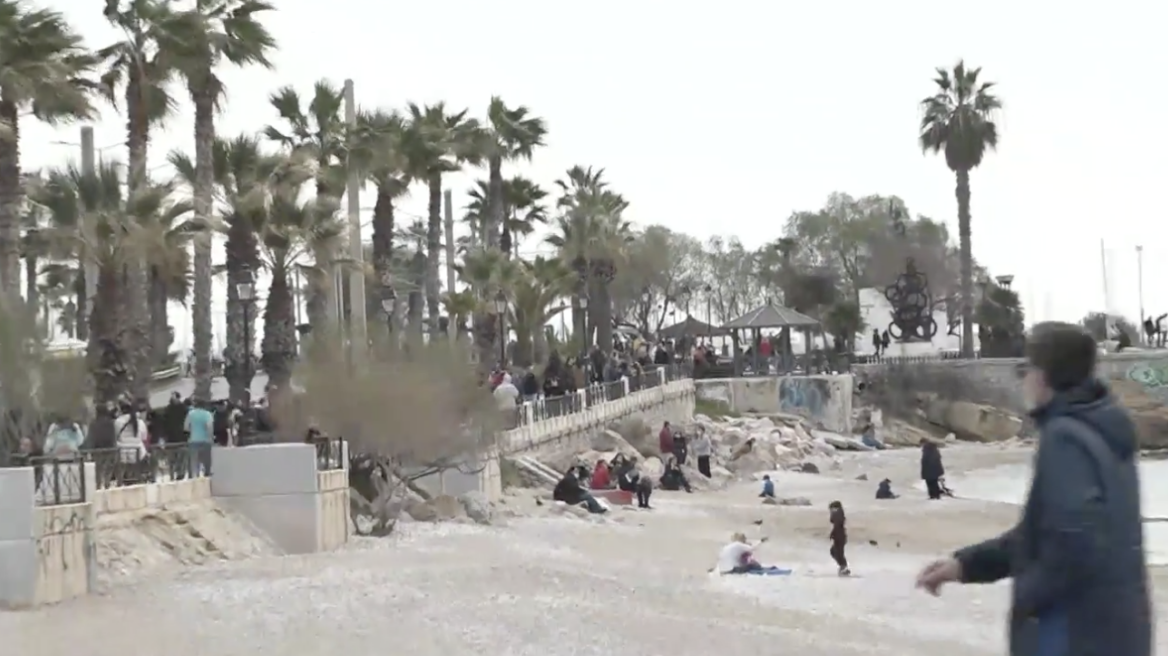 Βίντεο: Για δεύτερη μέρα ο κόσμος ξεχύθηκε στις παραλίες 