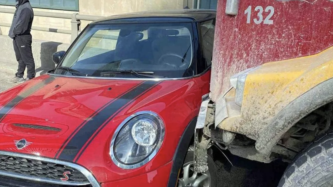 Απίστευτο: Απορριμματοφόρο διαλύει MINI (+video)