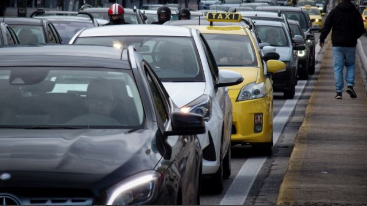 Κίνηση στους δρόμους: Μποτιλιάρισμα στην Περιφερειακή Καρέα -  Live η κίνηση 