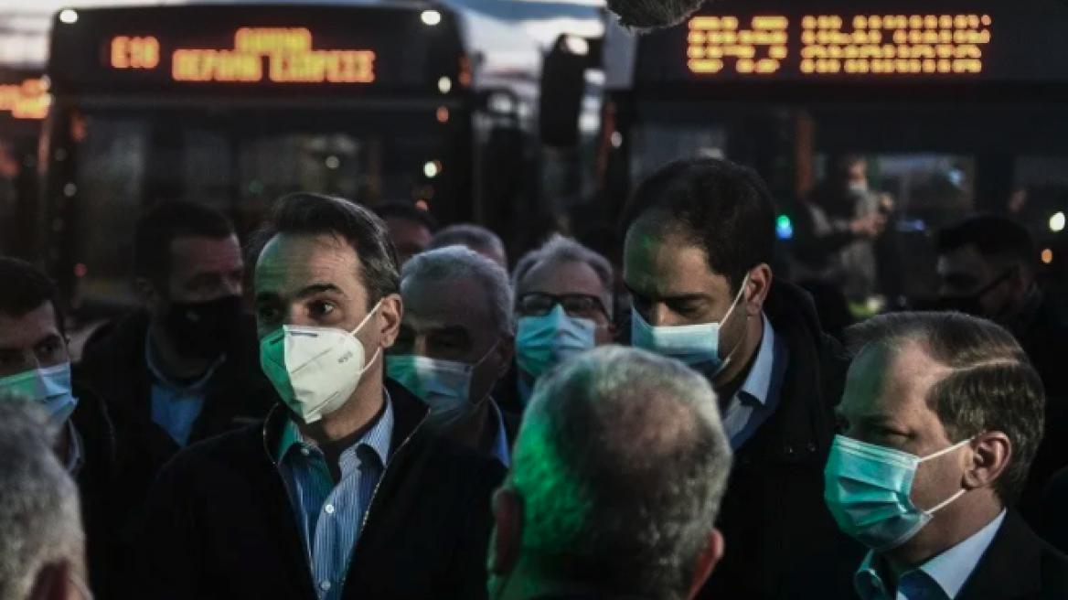 Μητσοτάκης: Από τα ξημερώματα στο αμαξοστάσιο...