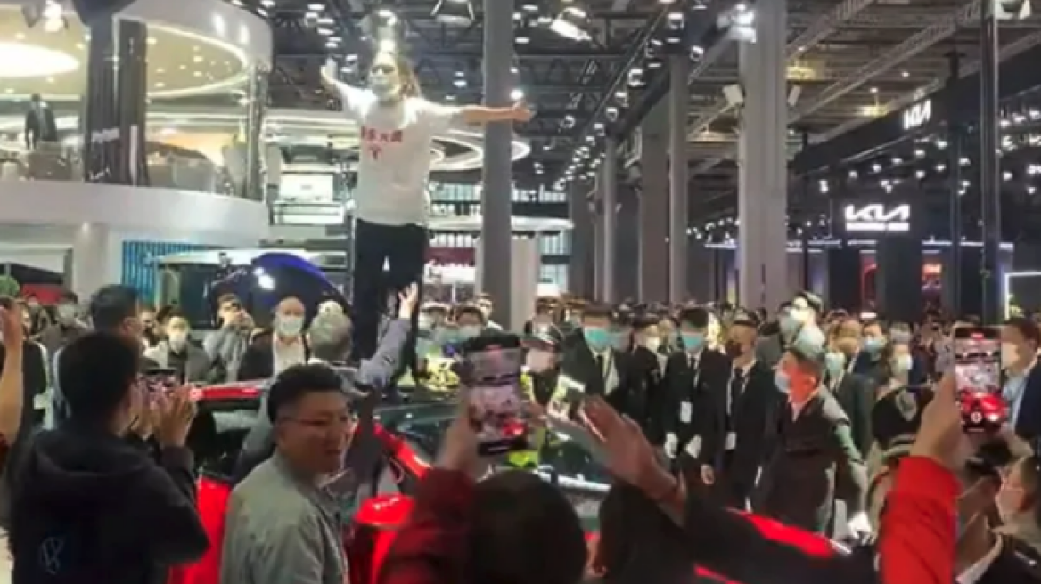 Απίστευτο: Εξαγριωμένη ιδιοκτήτρια Tesla σπέρνει πανικό (video)