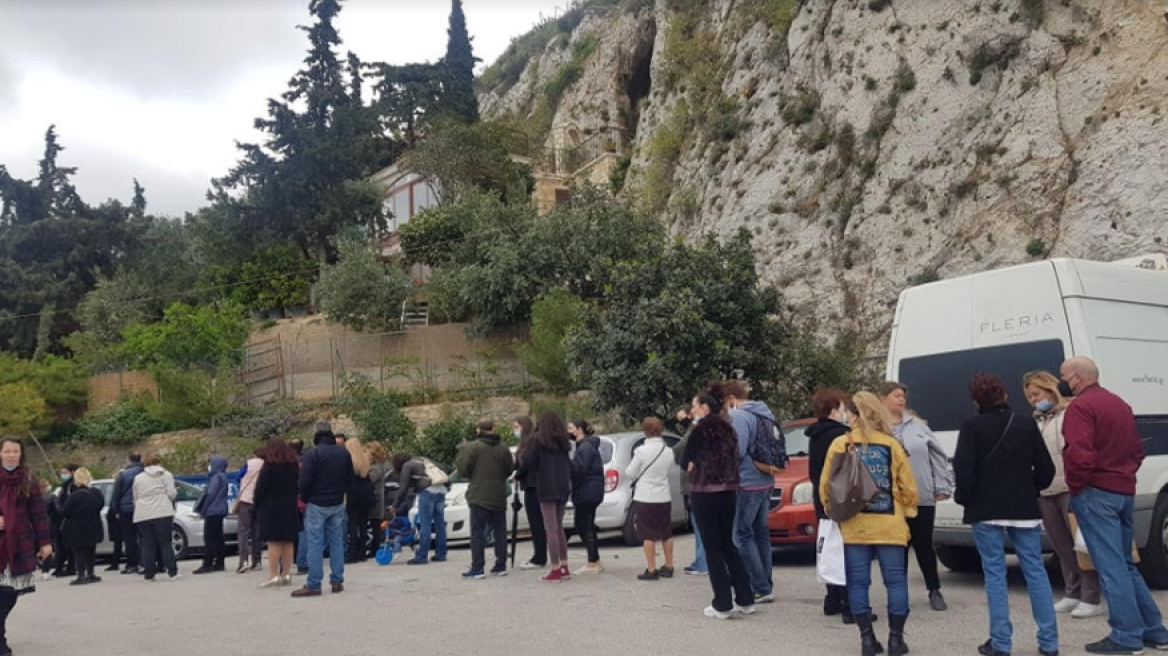 Βίντεο: Ουρά από πιστούς στο εκκλησάκι των Αγίων Ισιδώρων στο Λυκαβηττό