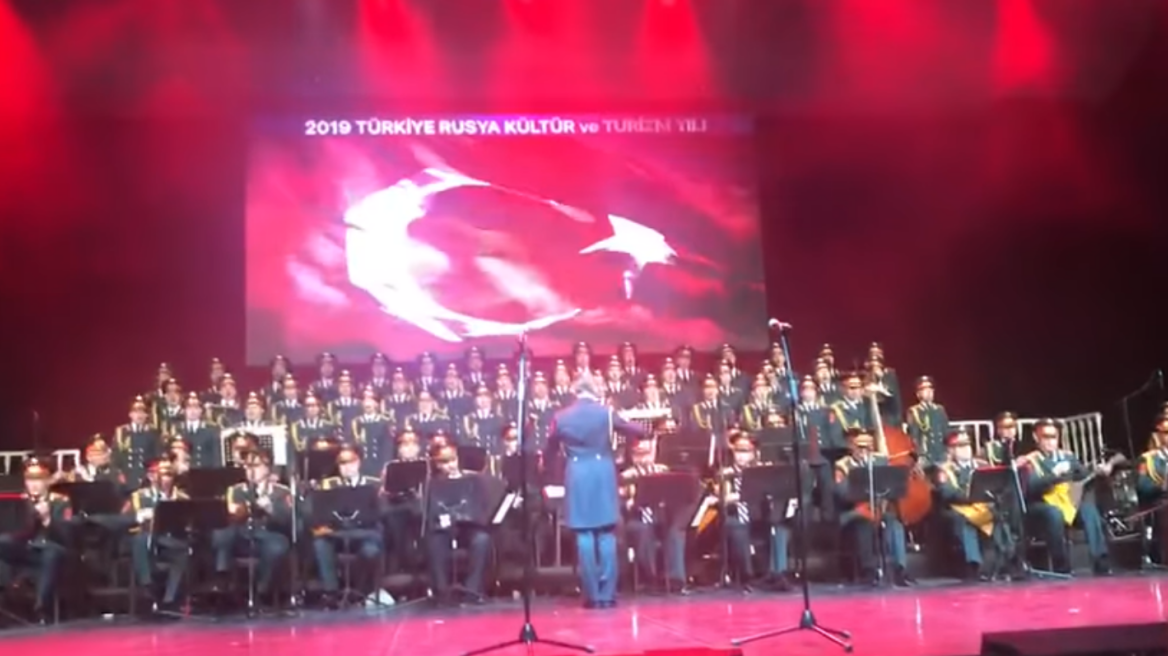 Την 19η Μαΐου αλά Τούρκα, τίμησε η χορωδία του Κόκκινου Στρατού