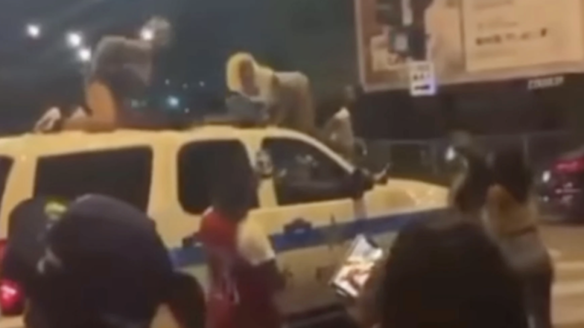 Βίντεο: Σάλος με το twerking γυναικών πάνω σε όχημα της αστυνομίας