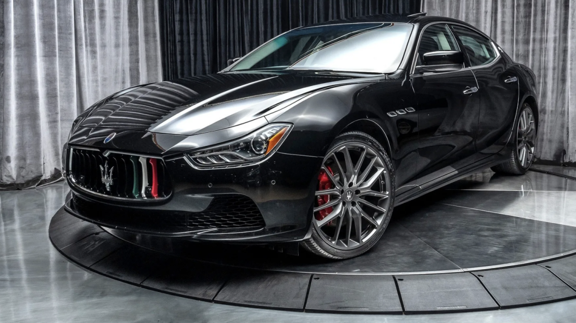 Ελλάδα: Σε δημοπρασία πολυτελή αυτοκίνητα - Τιμές από 200€