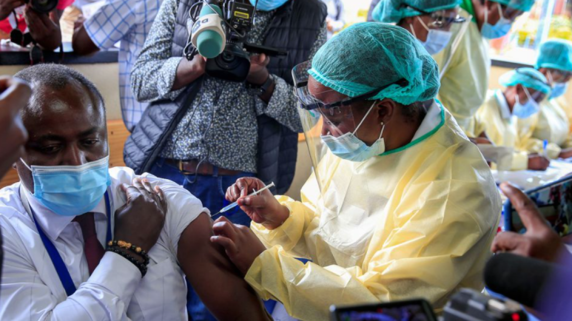 Αυστηρή προειδοποίηση του ΠΟΥ: «Μην συνδυάζετε διαφορετικά εμβόλια με δική σας πρωτοβουλία»