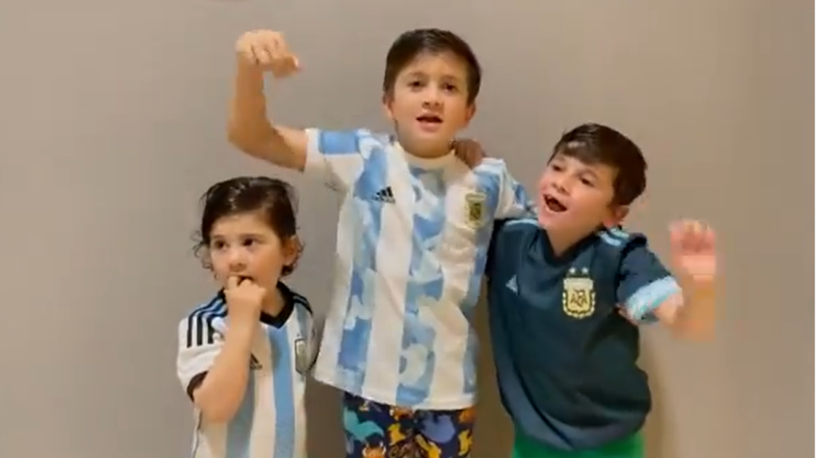Βίντεο: Vamos vamos Argentina τα παιδιά του Μέσι και κούπα η Αργεντινή