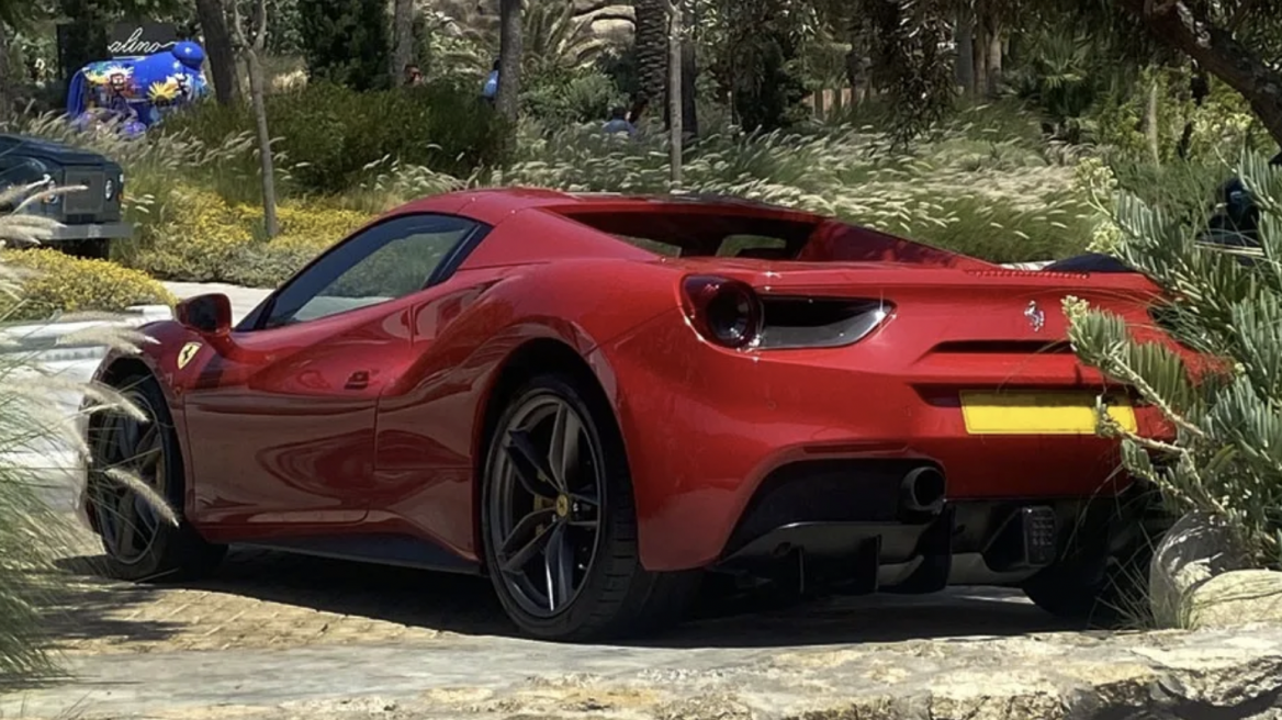 Ferrari στην Ψαρού, Urus στον Πάνορμο...