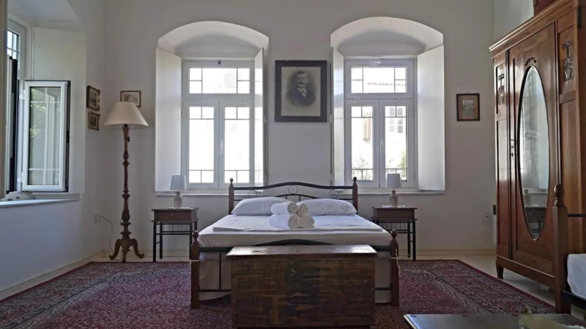 Πέντε αρχοντικά Airbnb στις Σπέτσες σαν μουσεία
