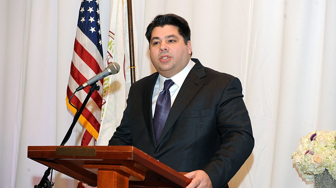 Associated Press: Τον Τζορτζ Τσούνης στη θέση του Τζέφρι Πάιατ σκέφτεται ο Μπάιντεν