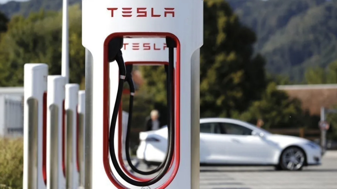 Ελεύθεροι για όλους οι φορτιστές της Tesla!