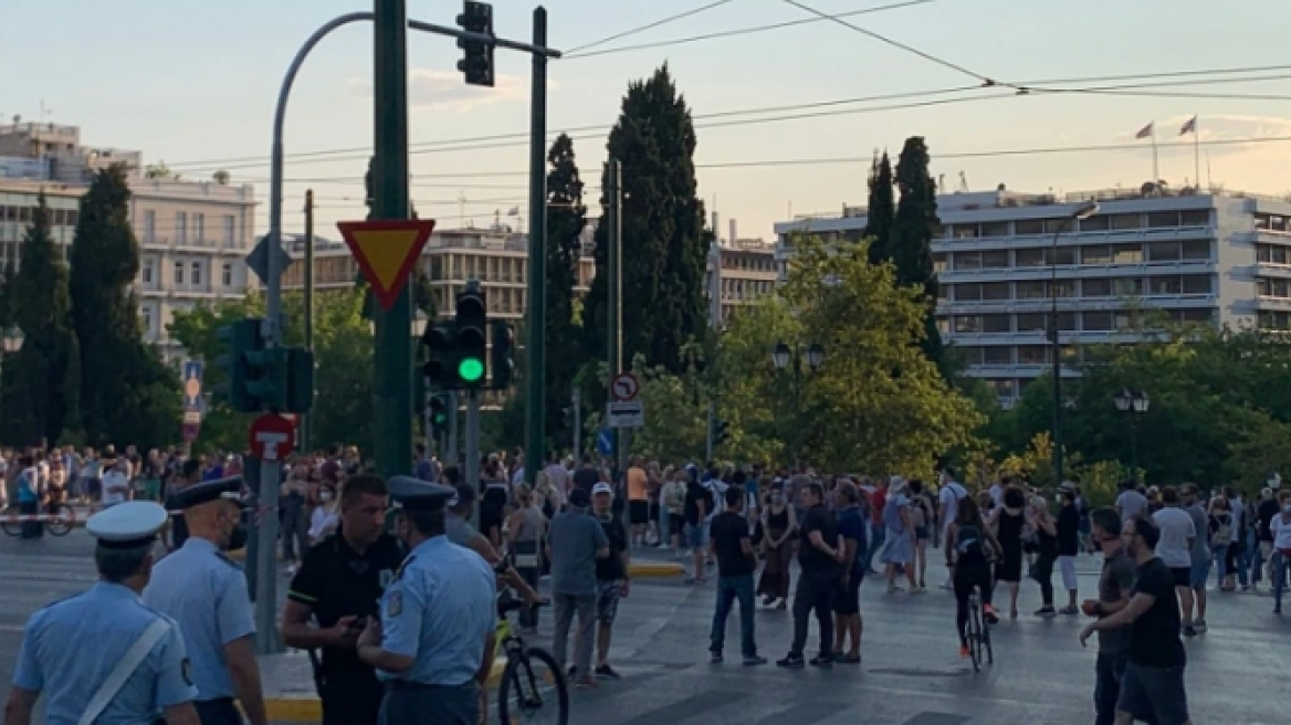 Επεισόδια με αντιεμβολιαστές στο Σύνταγμα - ΕΛΑΣ: Μας έριξαν μάρμαρα, πέτρες, φωτοβολίδες και εκρηκτικές μολότοφ 