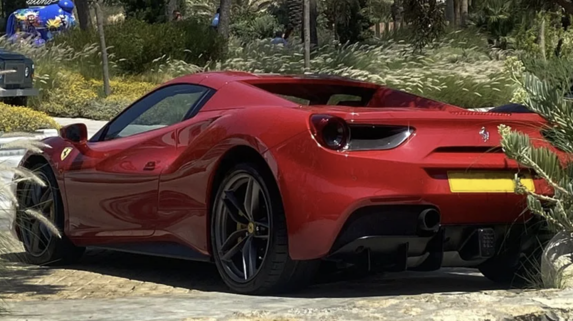 Μύκονος: Παρέλαση - Ferrari στην Ψαρού, Urus στον Πάνορμο...