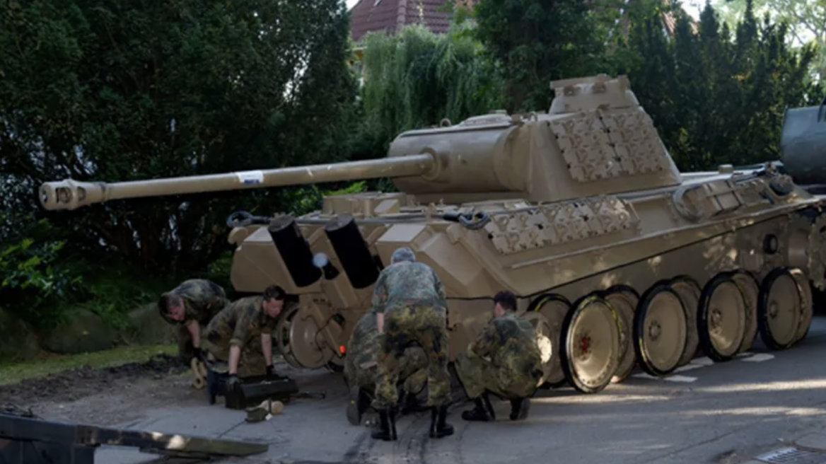 Απίστευτο: Συνταξιούχος έκρυβε ένα τανκ στο υπόγειο του!