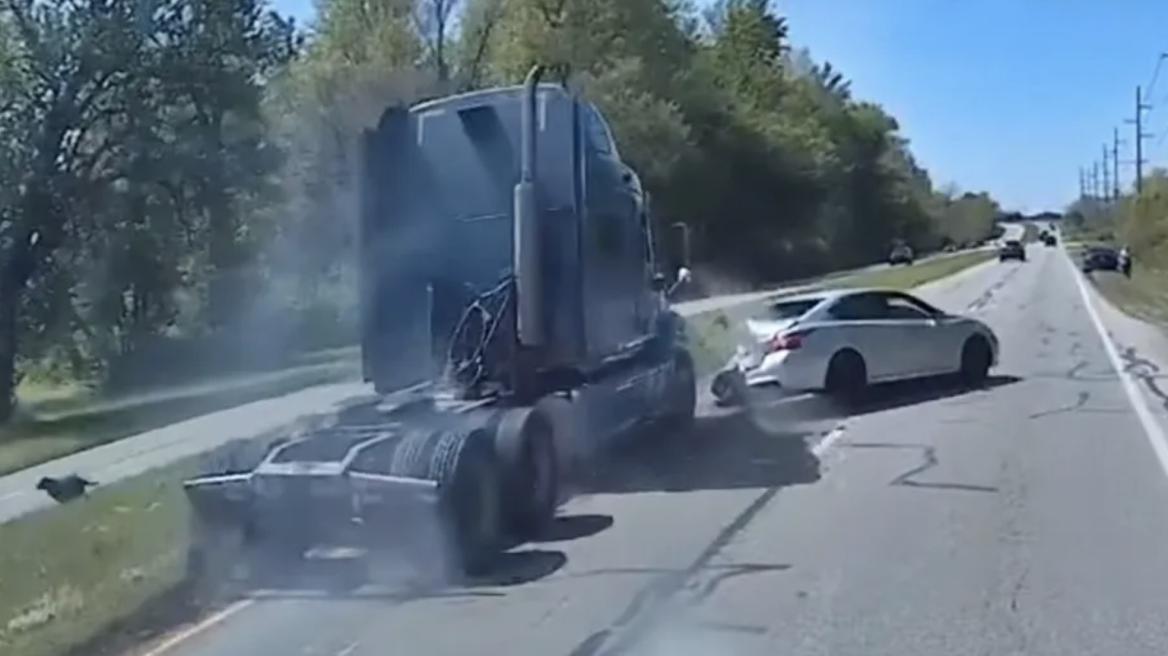 Έσωσε το σκυλάκι αλλά έχασε το αυτοκίνητο (+video)