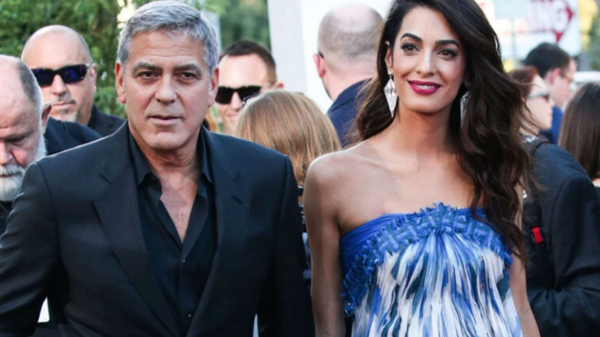 Η Amal Clooney σε μια σπάνια street-style στιγμή στη λίμνη Κόμο
