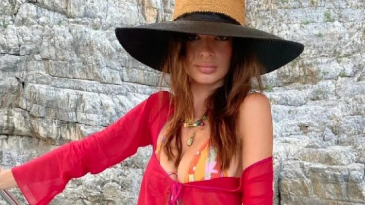 Η Emily Ratajkowski περιηγείται στην ακτή του Αμάλφι με πολύχρωμο string μπικίνι 