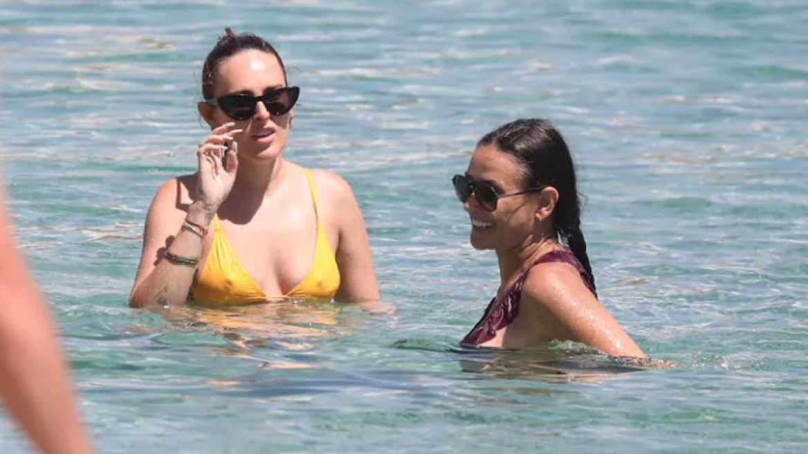 Demi Moore - Rumer Willis: Με σέξι μπικίνι σε νέες φωτογραφίες από τις διακοπές τους στη Μύκονο