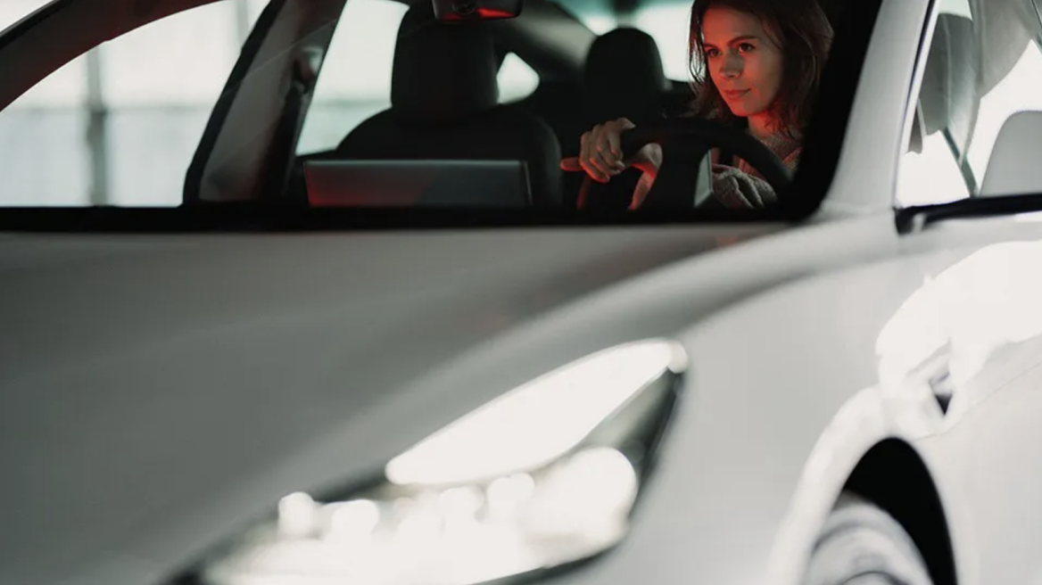 Ένα Tesla “σώζει” έναν μεθυσμένο οδηγό (+video)