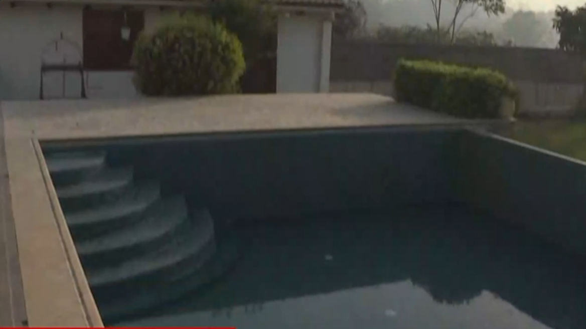 Φωτιά στη Βαρυμπόμπη: Οι πυροσβέστες πήραν νερό από την πισίνα για να επιχειρήσουν ενάντια στην πυρκαγιά