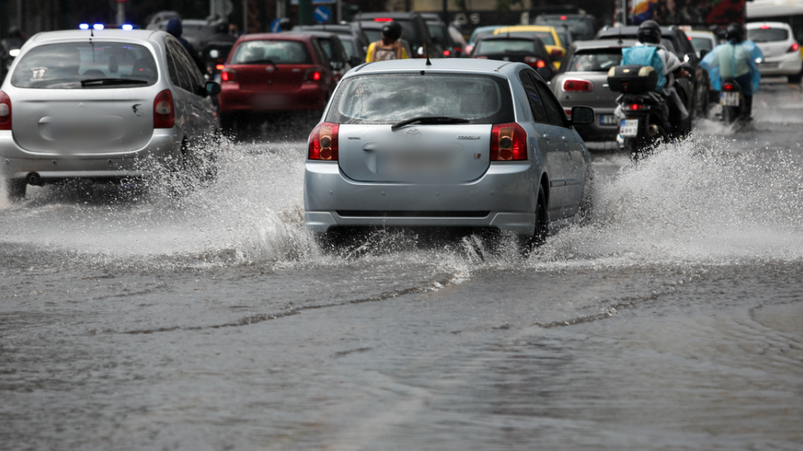 Καιρός σήμερα: Καταιγίδες σε Εύβοια και Πελοπόννησο, προσοχή στους κεραυνούς τις επόμενες ώρες - Νέοι χάρτες του meteo 