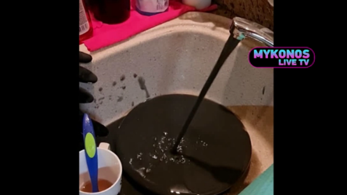 Μύκονος: Απίστευτες εικόνες με μαύρο νερό σε σπίτια - Δείτε βίντεο