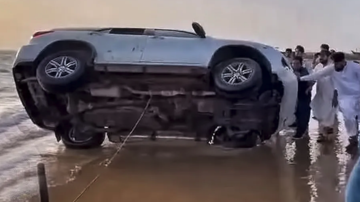 Ηλίθιος έκανε τούμπες στην άμμο (Video)