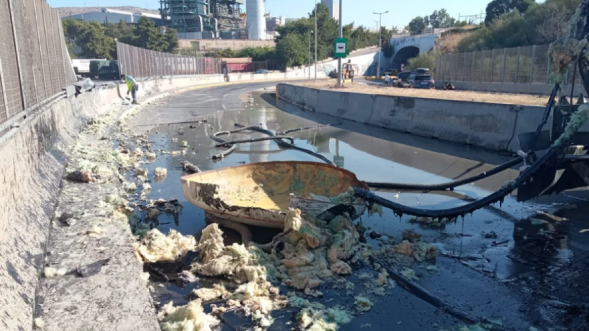 Ανατροπή βυτιοφόρου: Πάνω από έξι ώρες κλειστή η λεωφόρος στη Δραπετσώνα