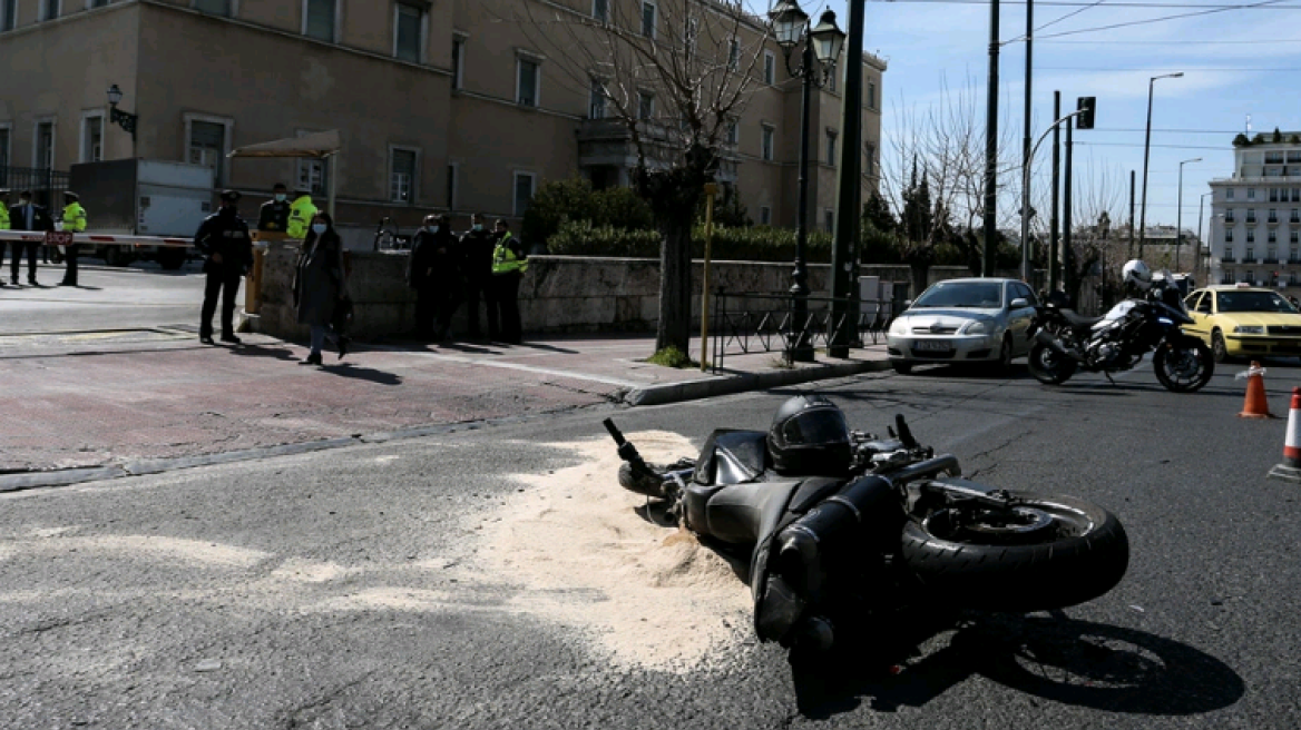 Δίωξη για ανθρωποκτονία εξ αμελείας στον αστυνομικό για το τροχαίο με τον Ιάσονα έξω από τη Βουλή 