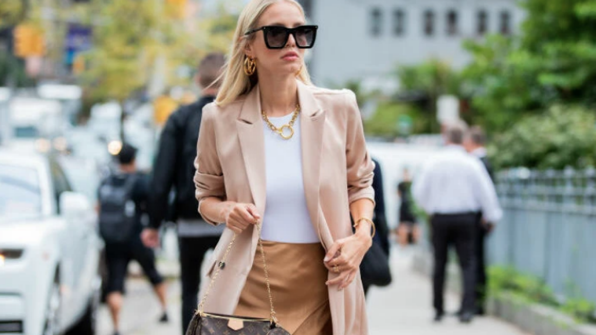 Οι πιο κολακευτικές μίντι φούστες και πώς να τις φορέσετε το φθινόπωρο του 2021