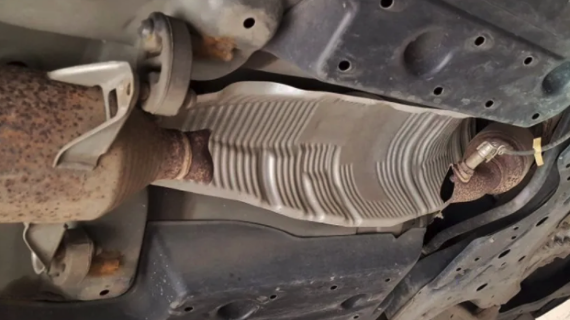 Ελλάδα: «Πιτσιρικάδες» έκλεβαν καταλύτες αυτοκινήτων...