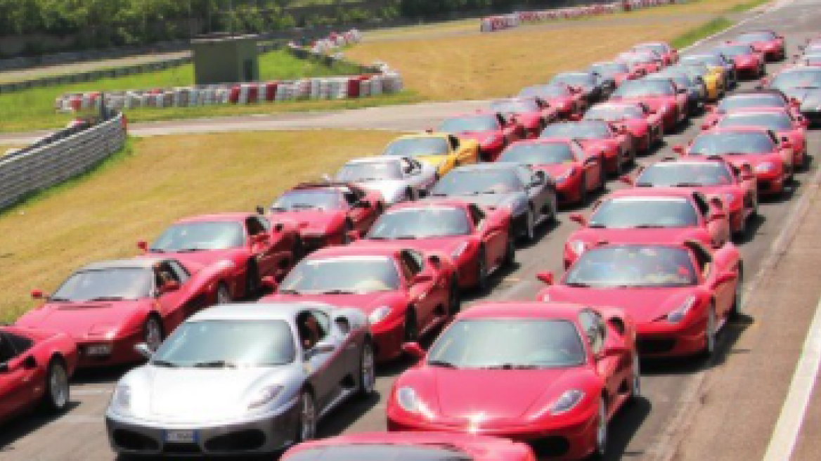 Γεμίζει με Ferrari ο Πειραιάς...