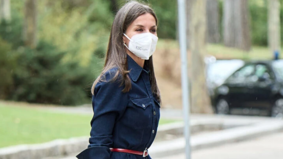 H βασίλισσα Λετίσια φόρεσε την κομψή εκδοχή του τζιν φορέματος